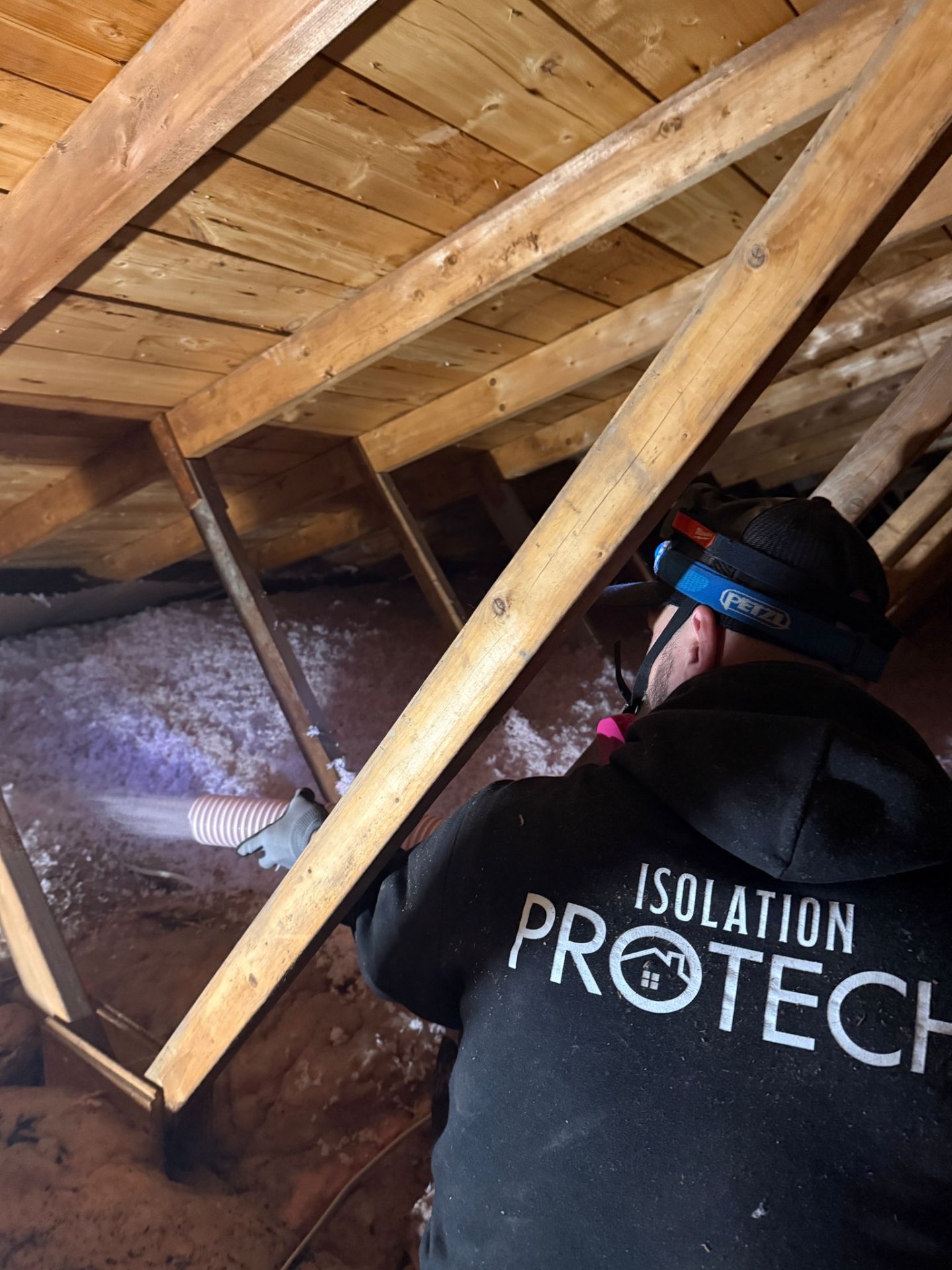 Travailleur portant le chandail Isolation Protech dans un grenier en bois